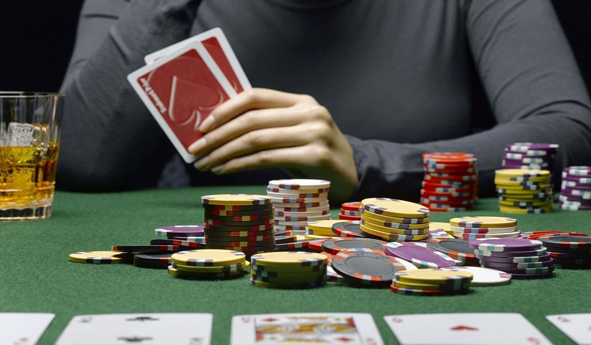 Kapan Harus Menelepon dan Menaikkan Dalam Permainan Poker